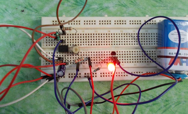 Simple Transistor Tester using 555 Timer IC Transistor Tester using 555 Timer IC