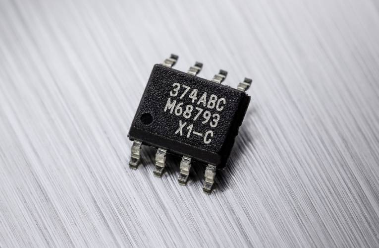 Triaxis Hall position Sensor with dual-output option for automotive applications Triaxis Hall position Sensor with dual-output option for automotive applications
